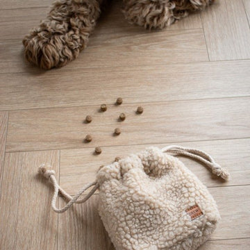 Drew's Dogwear Teddy // Treat bag in recycled sherpa (beige)