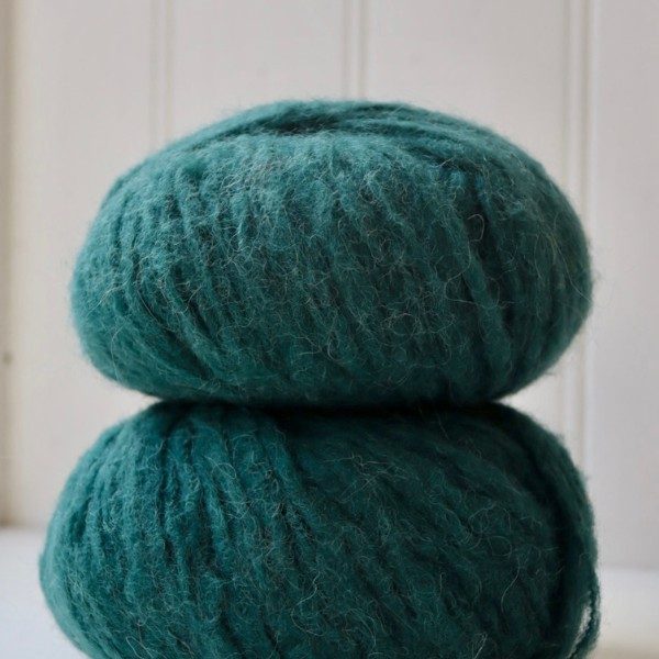 WEAR FIFI Strikkekit // Strik-selv Fluffy Hundesweater (teal green)