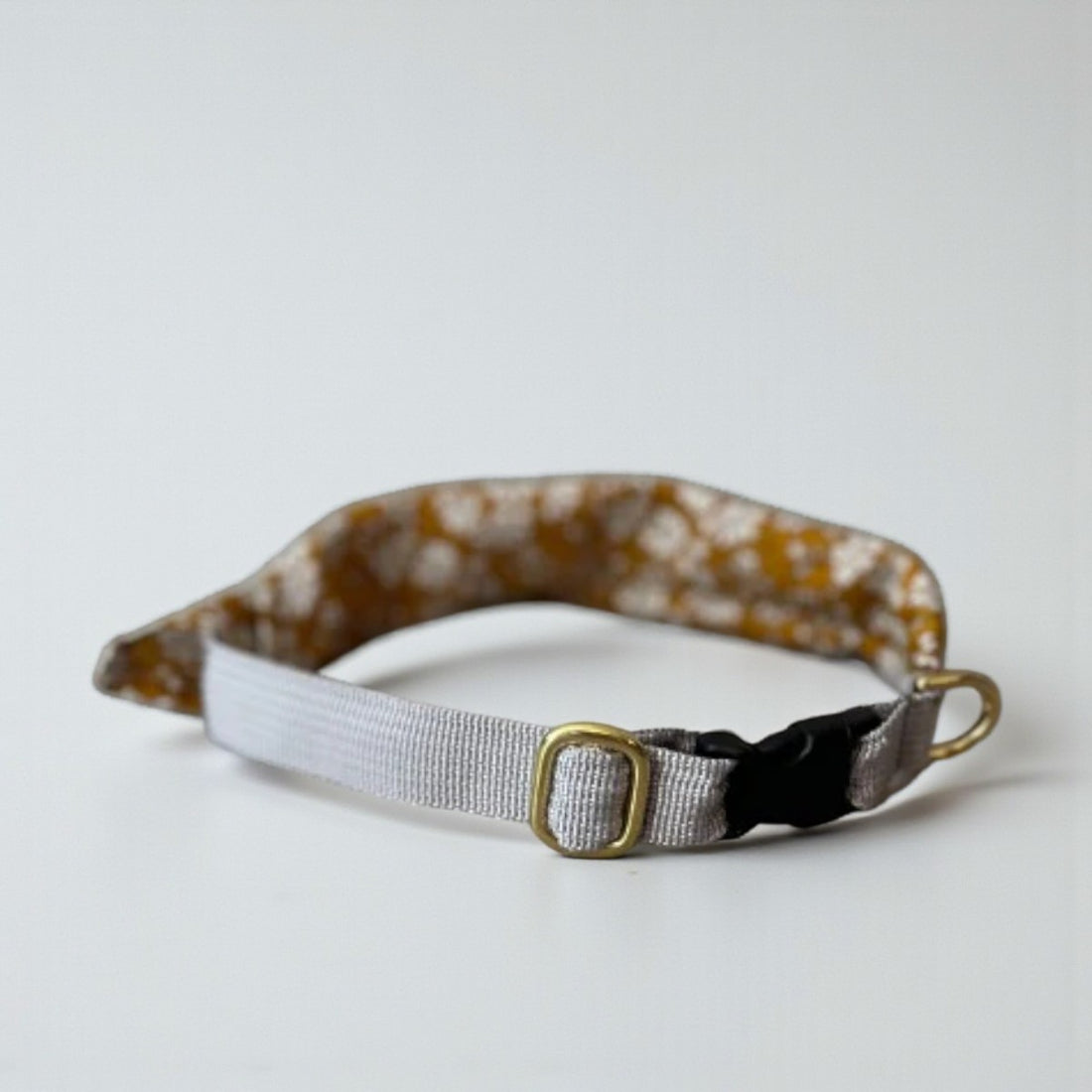 The dog collective // ​​Adjustable bandana collar (liberty Curry)