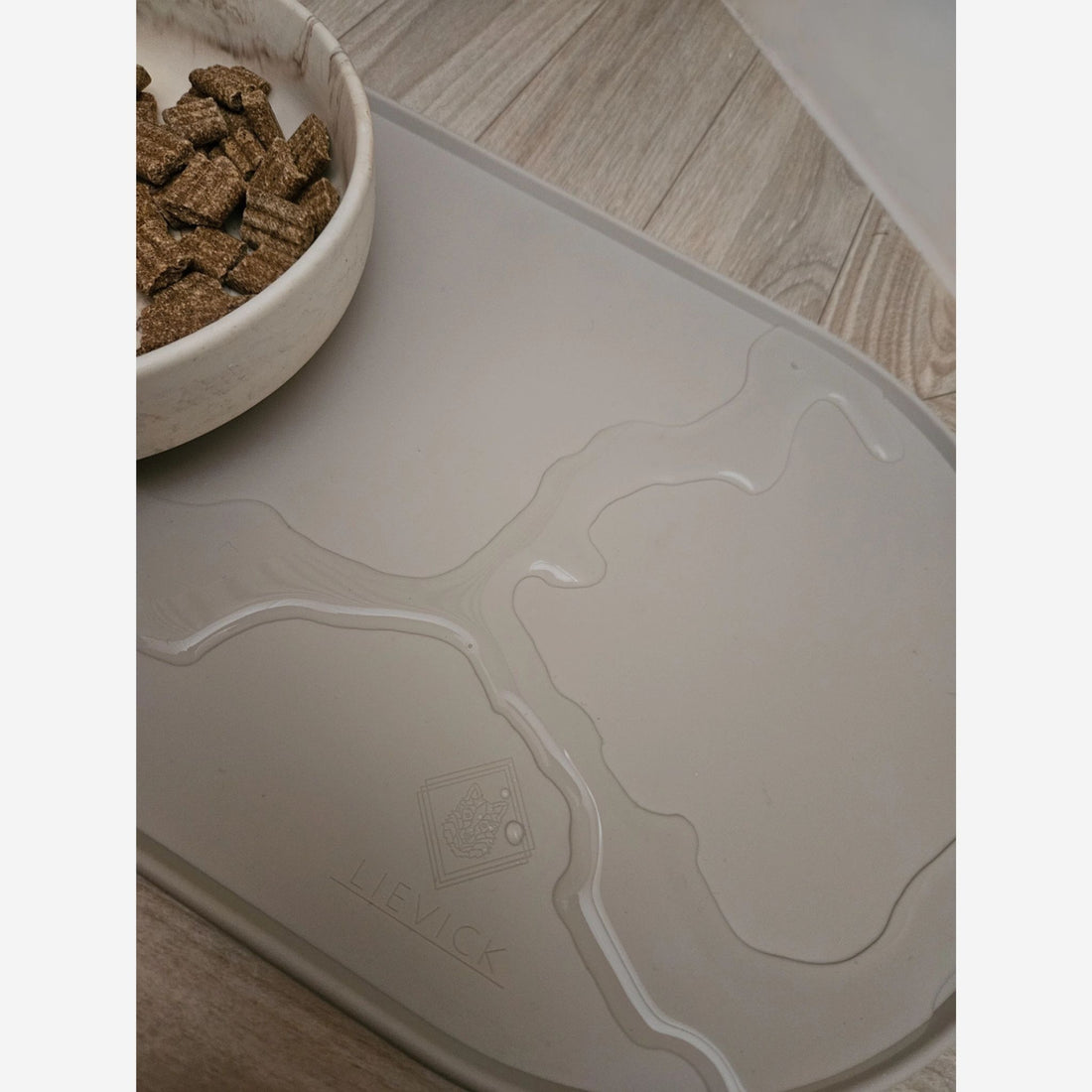 Lievick No Spill Mat // Silicone mat for dog bowls (light grey)