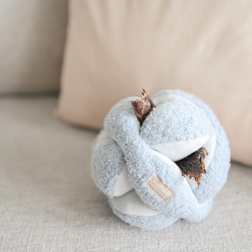 Lambwolf Monti // Activity ball with space for treats (light blue)